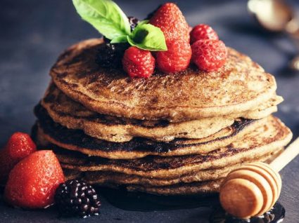 3 receitas de panquecas fitness repletas de fibra e sabor