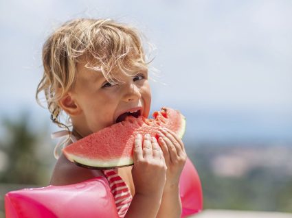 Por que devem as crianças comer fruta e legumes?