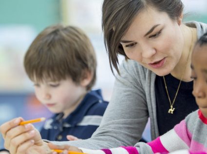 Há centros de estudos a recrutar professores