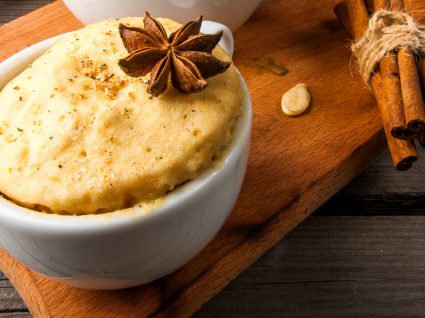 Receita simples de bolo de laranja na caneca