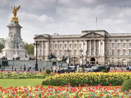 Rainha de Inglaterra está a contratar