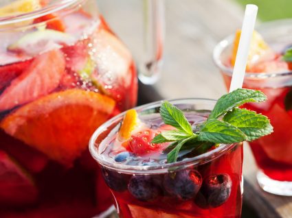 Sangria de vinho tinto e especiarias: uma bebida tropical e irresistível