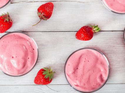 Smoothie de morango: 3 receitas do batido mais fresco do verão