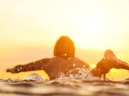 Guia essencial para o surf: melhores praias e escolas