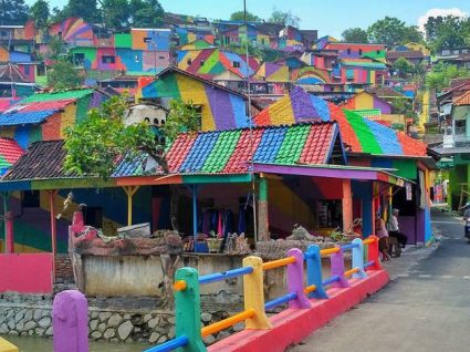 Há uma aldeia colorida na Indonésia que vai querer conhecer