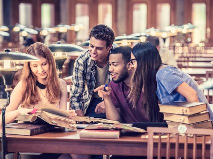 estudantes juntos na biblioteca