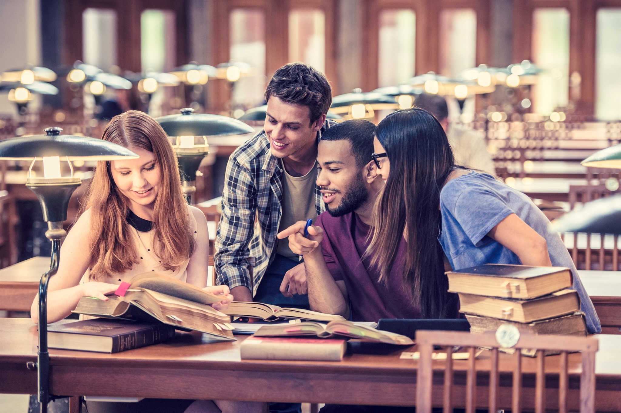 estudantes juntos na biblioteca