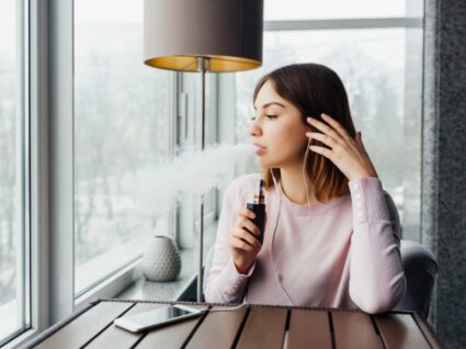 Mulher a fumar cigarro eletrónico