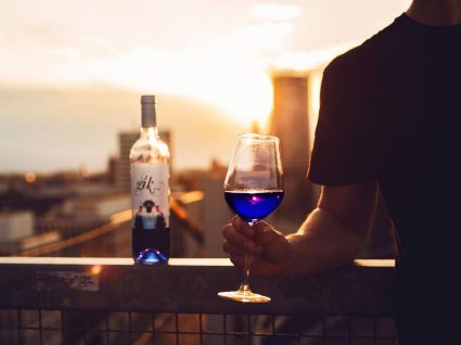 Farto de branco ou tinto? Beba vinho azul