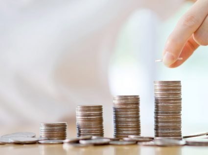 Poupar ou gastar? Saiba a resposta certa