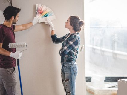 Como combinar duas cores na sala e valorizar o espaço