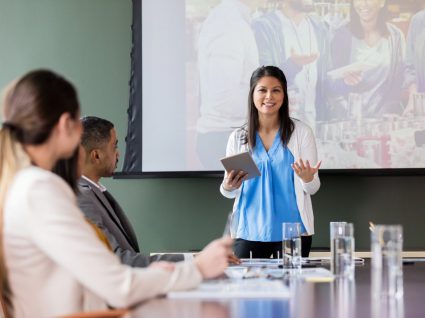 líder em reunião com equipa