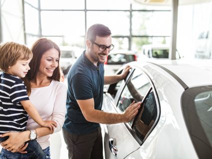 família a escolher um dos carros familiares baratos disponíveis