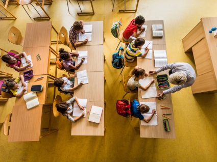 crianças em aula para combater insucesso escolar