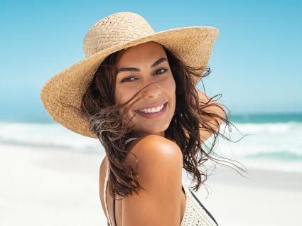 Mulher a usar máscaras de cabelo pós sol