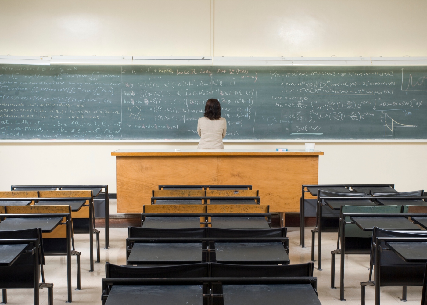 pessoa numa sala de aula na universidade