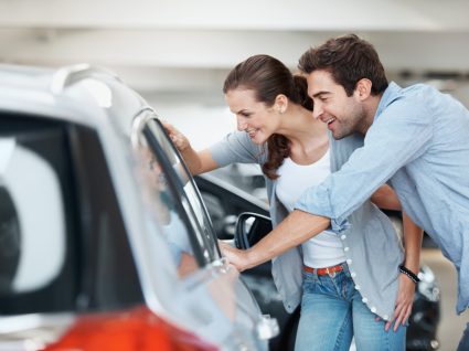 casal a escolher um dos melhores carros até 15 mil euros