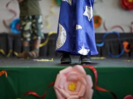 criança no palco a fazer uma peça de teatro infantil