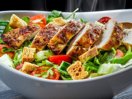 Salada de frango: 5 ideias para qualquer refeição