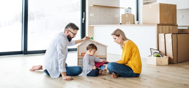 família a brincar com o bebé