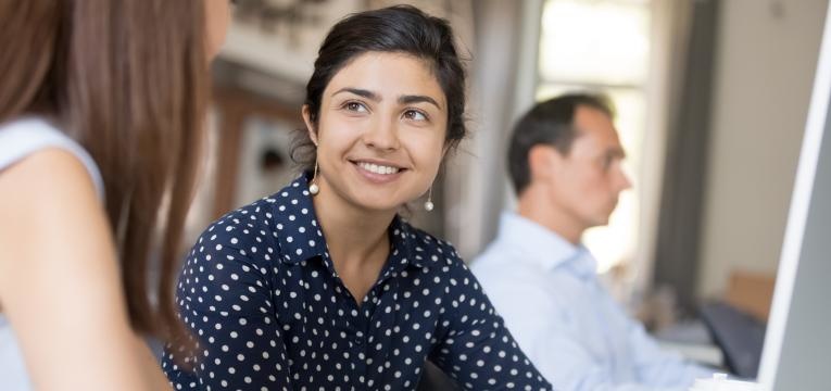 jovens colegas de trabalho