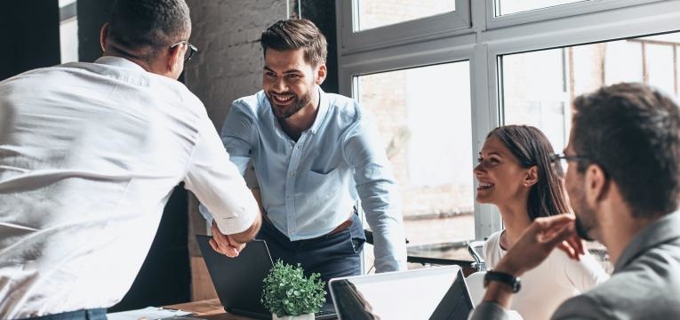 estágio como reconversão de carreira colegas de trabalho a cumprimentarem-se