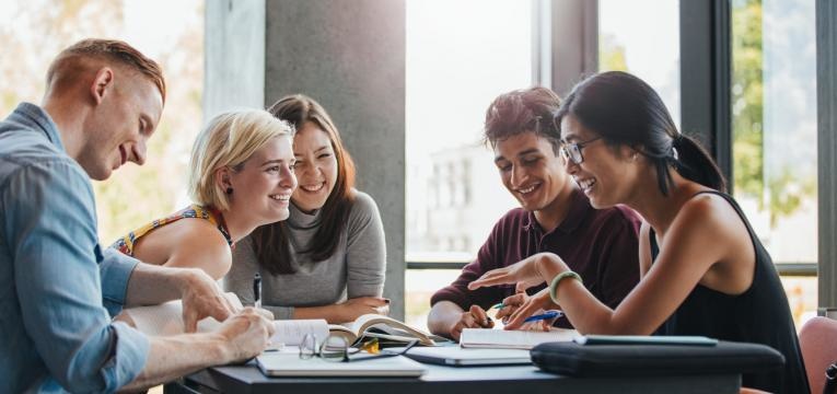 estudantes do superior conversam sobre crédito universitário com garantia mútua