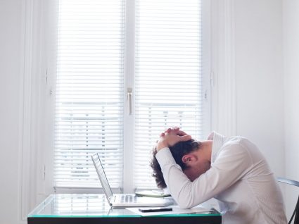 homem a sofrer de manipulação no trabalho