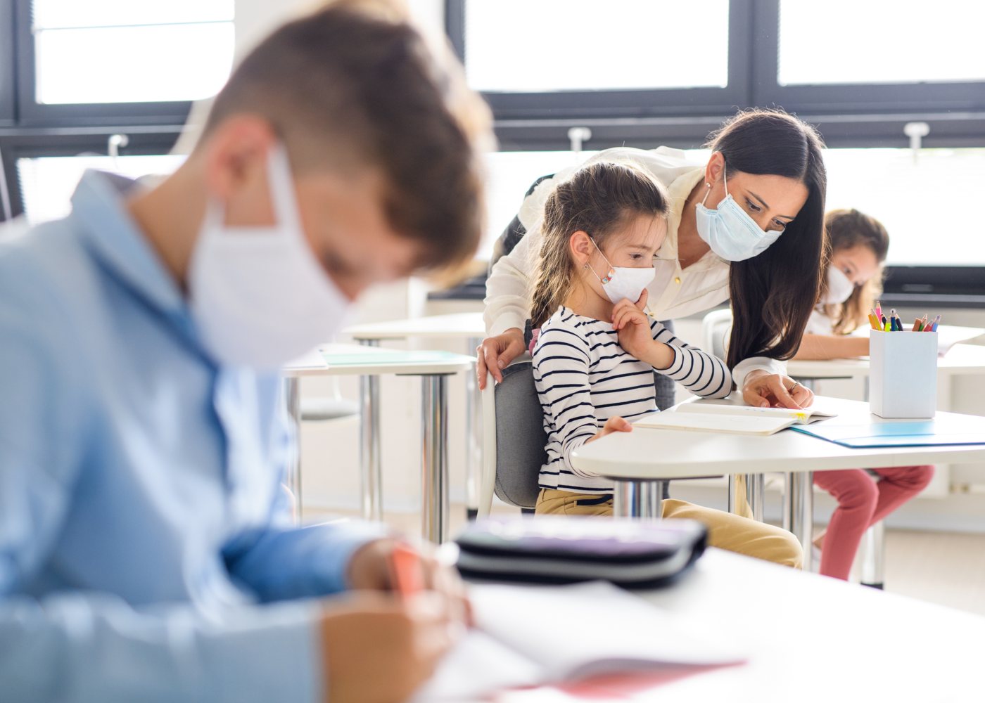 crianças com máscara em segurança no regresso às aulas