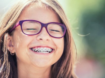 Criança com aparelho dentário