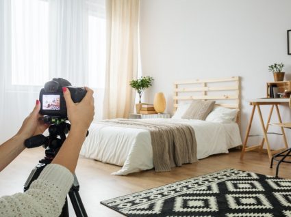 mulher a tirar fotografia ao quarto