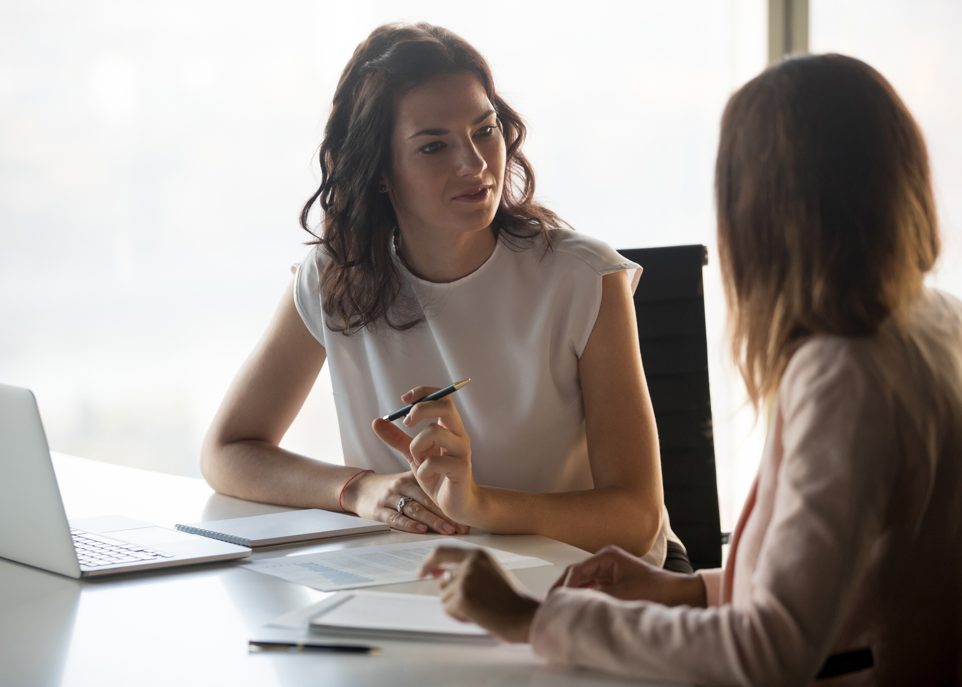 colegas de trabalho conversar