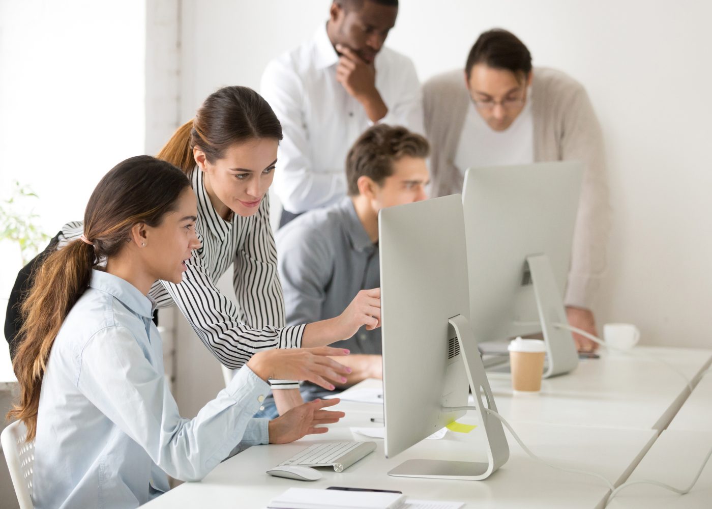 pessoas ao computador a trabalhar em equipa