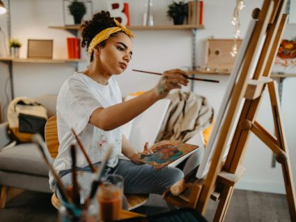 jovem a pintar como um dos hobbies para aliviar o stress