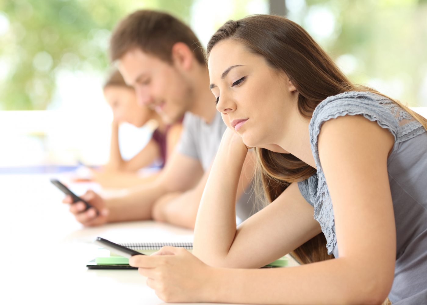 jovens distraidos nas aulas