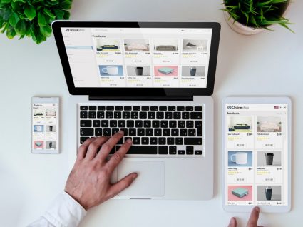 computador e tablet a mostrar página de uma loja online
