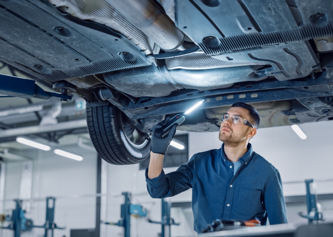 mecânico a avaliar piores problemas mecânicos que um carro pode ter