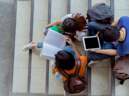 estudantes a ver os resultados da 2ª fase de acesso ao Ensino Superior