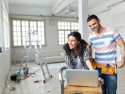 casal em casa a ser remodelada com computador