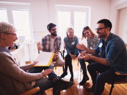 equipa a desenvolver aptidões e competências sociais