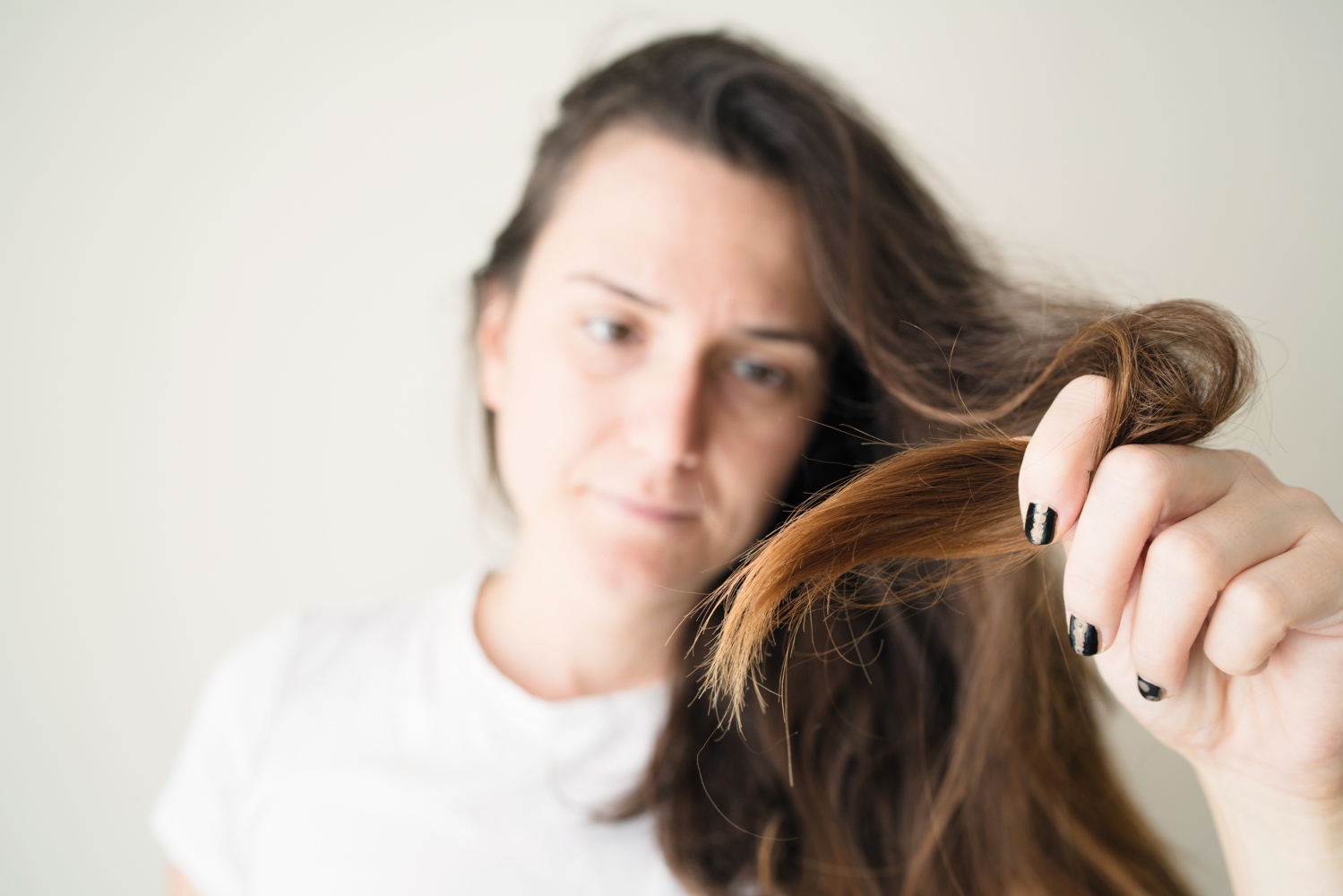 Mulher com cabelo estragado