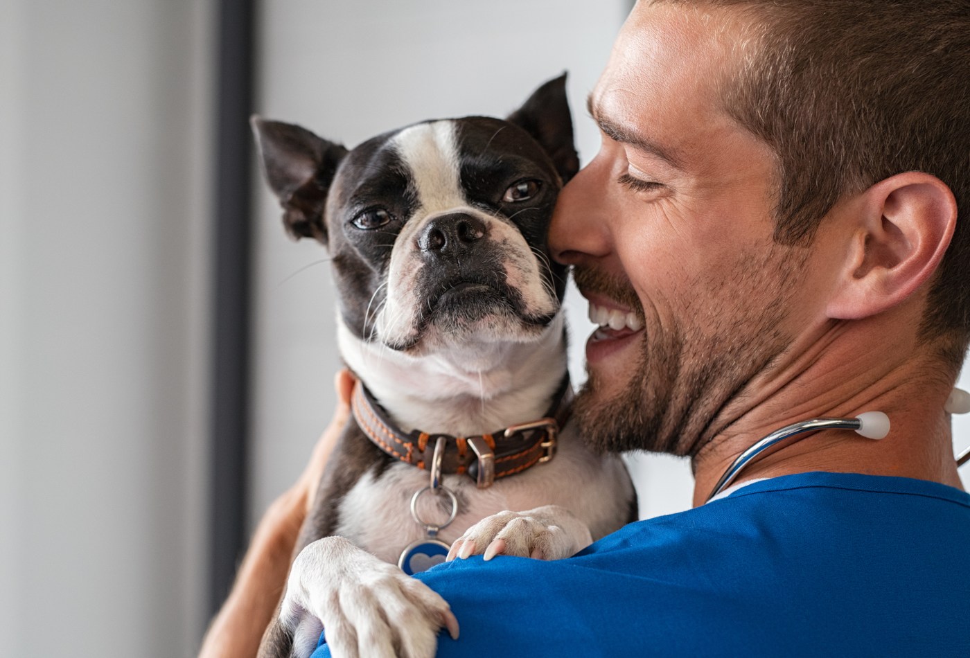 Veterinário com cão ao colo