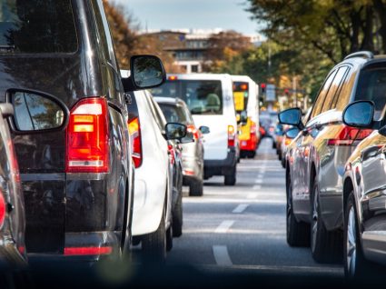 carros mais seguros numa fila de trânsito