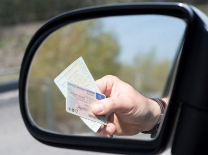 Homem a mostrar a carta de condução numa operação stop