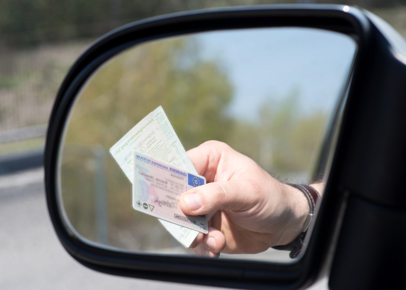 Homem a mostrar a carta de condução numa operação stop