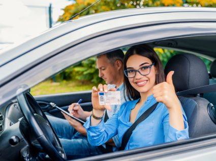 mulher a mostrar carta de condução