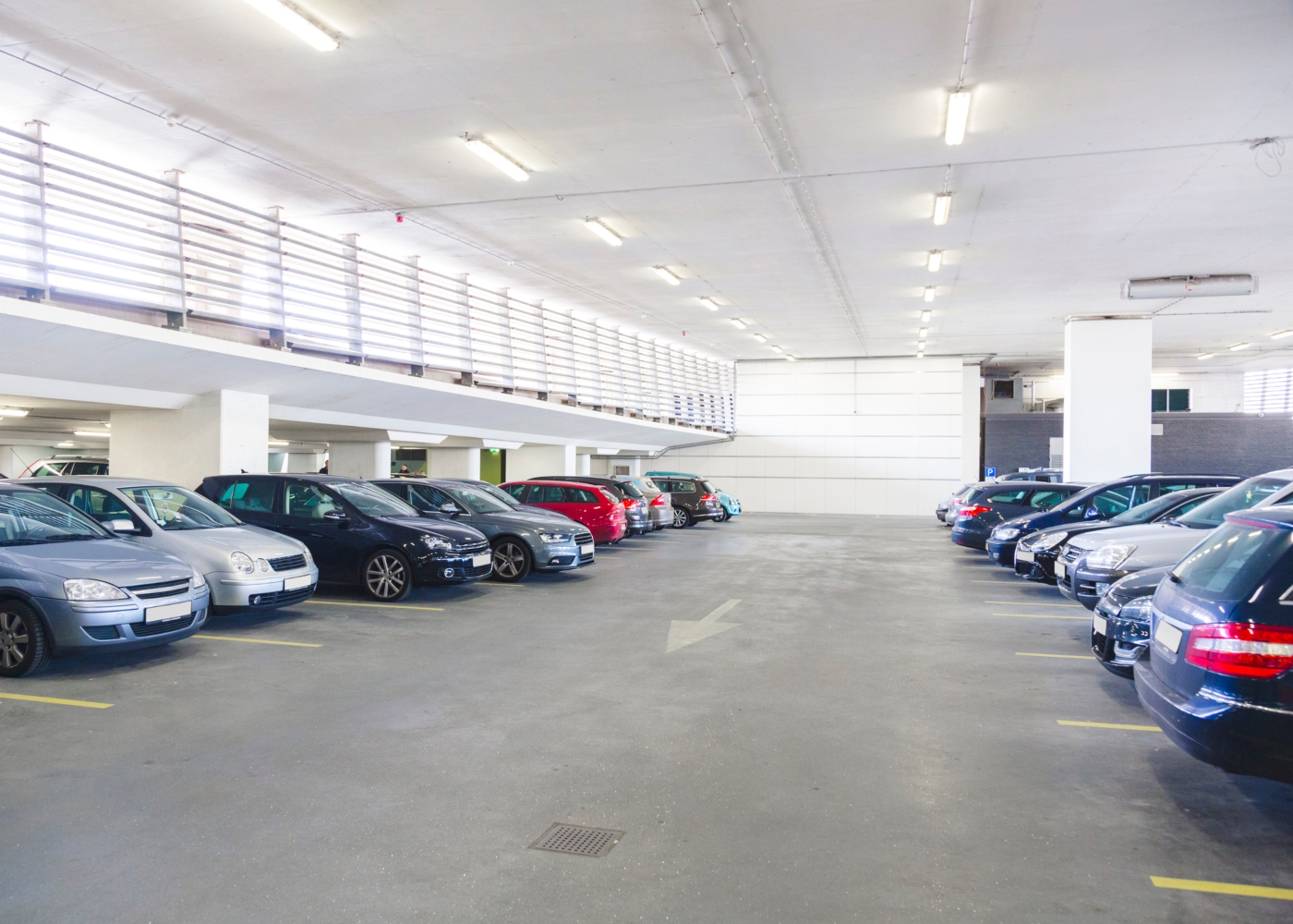 carros em parque de estacionamento