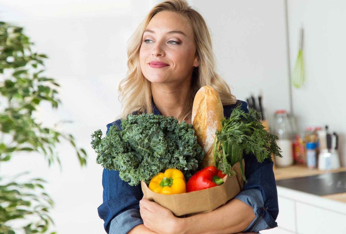 mulher com alimentos com poucas calorias