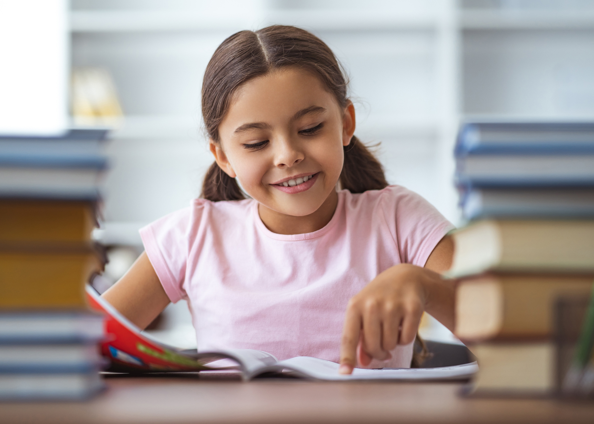 criança com livros escola