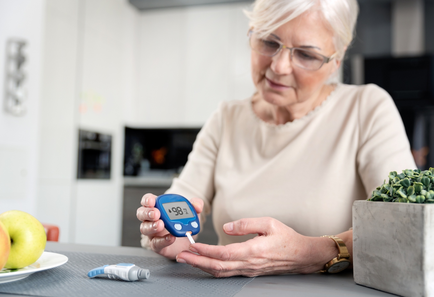 Mulher a controlar níveis da diabetes